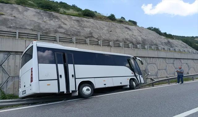 Bilecik'te tıra çarpan midibüsteki 12 kişi yaralandı