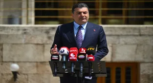  CHP'li Emre, 28 üyenin Parti Meclisi'nden istifa ettiğini açıkladı: