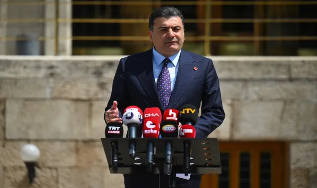CHP'li Emre, 28 üyenin Parti Meclisi'nden istifa ettiğini açıkladı:
