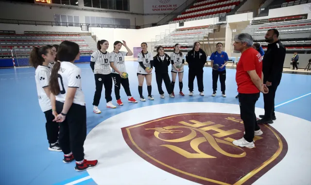 Çocukları dijital ortamdan kurtarmak için kurulan hentbol takımı, 5 yılda 6 derece elde etti