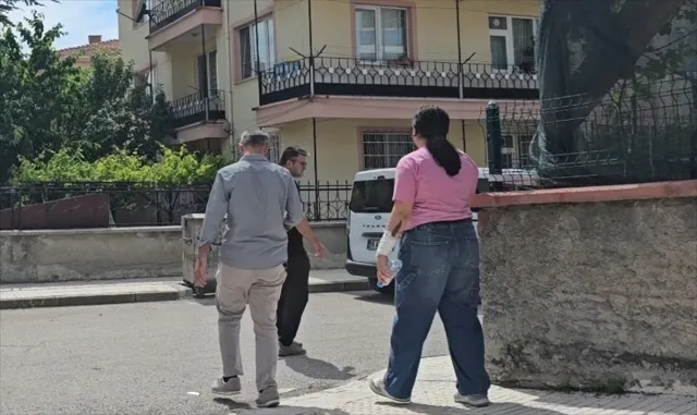 Çorum'da tartıştığı anne ve babasını bıçakla rehin alan genç kız ikna edilerek teslim oldu