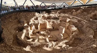 Damat Tween'in Göbeklitepe temalı koleksiyonu İtalya'nın La Rinascente vitrinlerinde