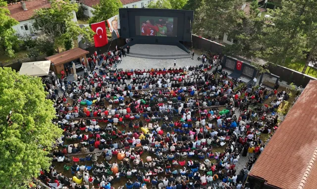 Doğu Marmara ve Batı Karadeniz'de A Milli Futbol Takımı'nın maçı dev ekranlardan izlendi