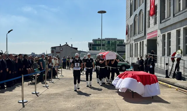 Duruşmada geçirdiği kalp krizi sonucu ölen savcı için adliyede tören düzenlendi