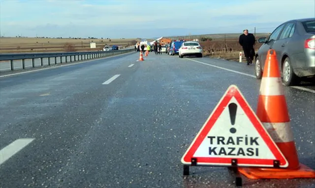 Edirne'de gıda tankeri ile servis aracı çarpıştı, 12 kişi yaralandı