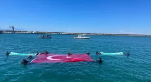 Edirne'de kurbağa adamlar Saros Körfezi'nde deniz dibini temizledi