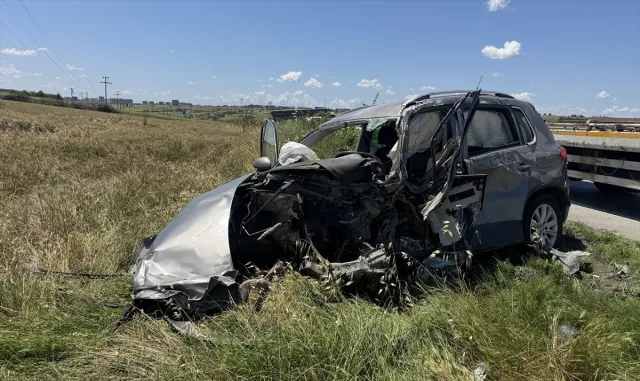 Edirne'de tır ile SUV tipi aracın çarpıştığı kazada 1 kişi yaralandı