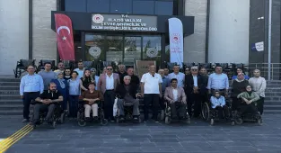 Elazığ'da toplanan elektronik atık ve mavi kapaklarla engelli bireylere akülü sandalye desteği