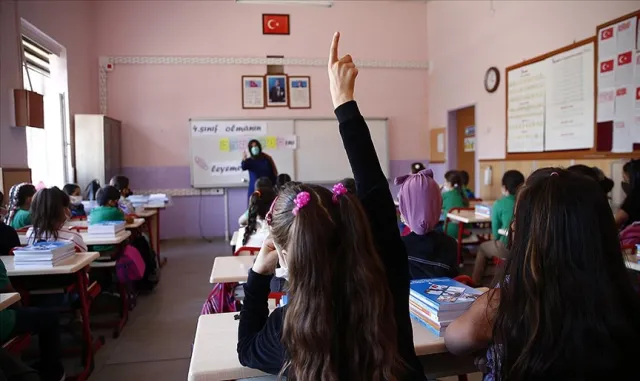Emekli olduktan sonra üniversite hayalini gerçekleştiren kadın, okul birincisi oldu