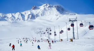 Erciyes Dağı'nın eteklerindeki Sarıgöl kar sularıyla doldu