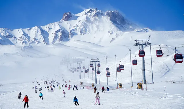 Erciyes Dağı'nın eteklerindeki Sarıgöl kar sularıyla doldu