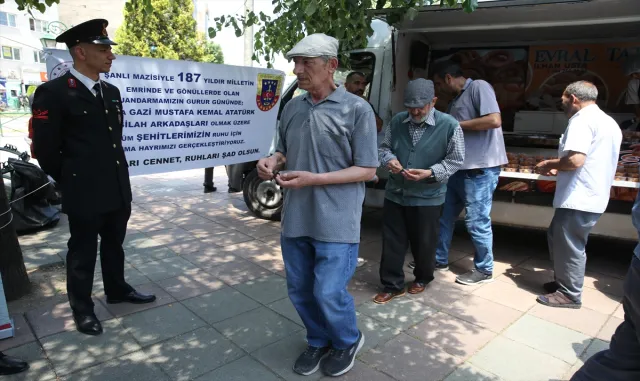 Eskişehir İl Jandarma Komutanlığı şehitler için lokma ikramında bulundu