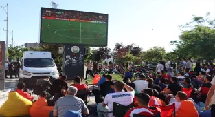 Gaziantep ve çevre illerde vatandaşlar A Milli Futbol Takımı maçını dev ekranlardan izledi
