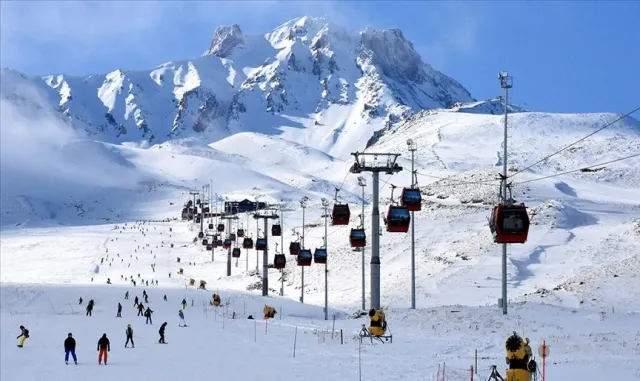Geçen yaz kuruyan Tekir Göleti Erciyes'in kar sularıyla doldu