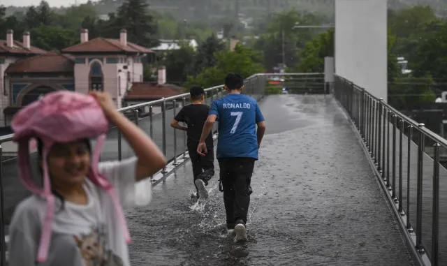 GÜNCELLEME - Ankara'da sağanak ve dolu, su baskınlarına neden oldu
