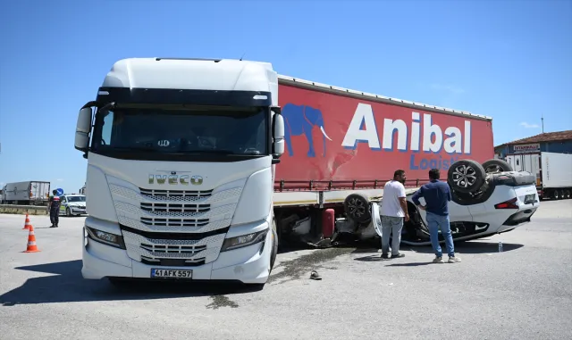 GÜNCELLEME - Edirne'de SUV tipi araç ile tırın çarpıştığı kazada 1 kişi öldü, 2 kişi yaralandı