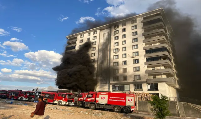 GÜNCELLEME - Şanlıurfa'da 10 katlı apartmanda çıkan yangına müdahale ediliyor