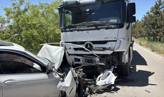 GÜNCELLEME - Sivas’ta tırla çarpışan otomobil sürücüsü öldü