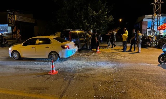 Hatay'da hafif ticari araçla motosikletin çarpıştığı kazada 1'i ağır 3 kişi yaralandı