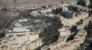 İsrail askerleri, Batı Şeria'da bir Filistinli genci arabayla çarparak yaraladı