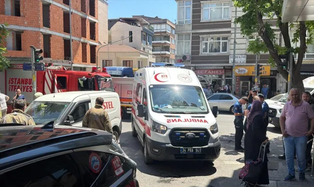 İstanbul'da metruk binada kısmi çökme meydana geldi