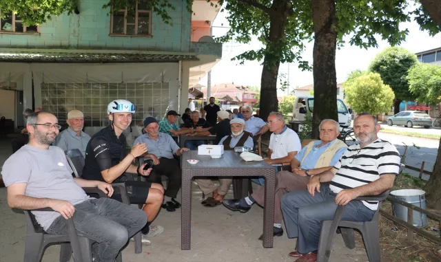 Kanser hastalığına dikkati çekmek için Almanya'dan pedala basan genç, Sakarya'ya ulaştı