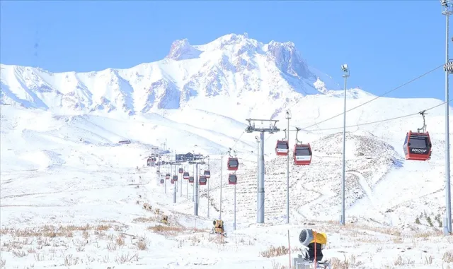 Karlar eriyince Erciyes yaylalarında yılkı atları koşmaya başladı