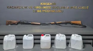 Kırşehir'de 2 ruhsatsız av tüfeği, etil alkol ve sahte içki ele geçirildi