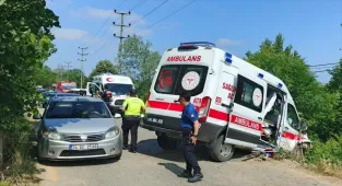 Kocaeli'de ambulansın yoldan çıktığı kazada biri hasta 3 kişi yaralandı
