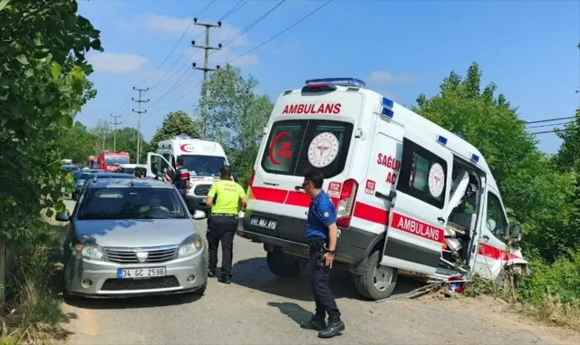 Kocaeli'de ambulansın yoldan çıktığı kazada biri hasta 3 kişi yaralandı