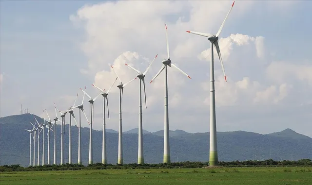 Küresel yenilenebilir enerji kurulu gücü 5 teravatı aşarak 2030 hedefinin yarısına yaklaştı