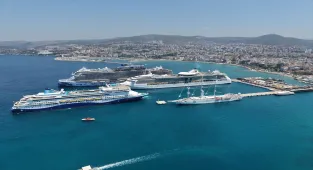 Kuşadası'na 4 kruvaziyerle 8 bin turist geldi