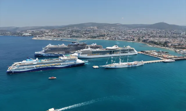 Kuşadası'na 4 kruvaziyerle 8 bin turist geldi