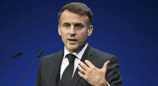 Macron, Hürmüz Boğazı'ndan güvenli geçişi sağlamak için Umman ile birlikte çalışacaklarını belirtti