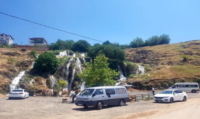 Nurdağı'nda geçen yıl kuruyan Sakçagözü Şelalesi yeniden akmaya başladı