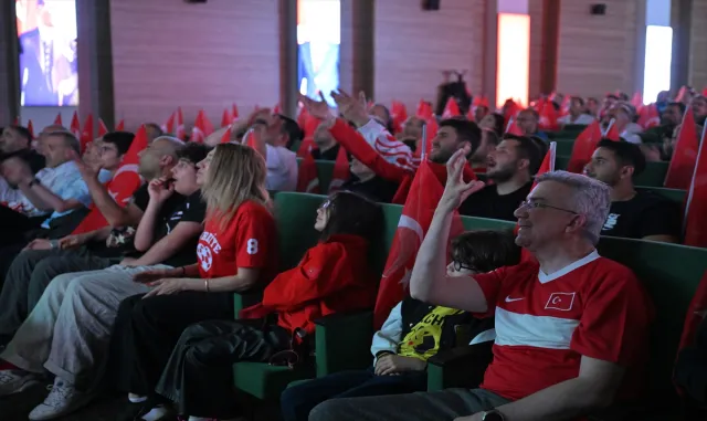 Sağlık çalışanları ve hastalar, A Milli Futbol Takımı'nın maçını hastanede dev ekrandan izledi