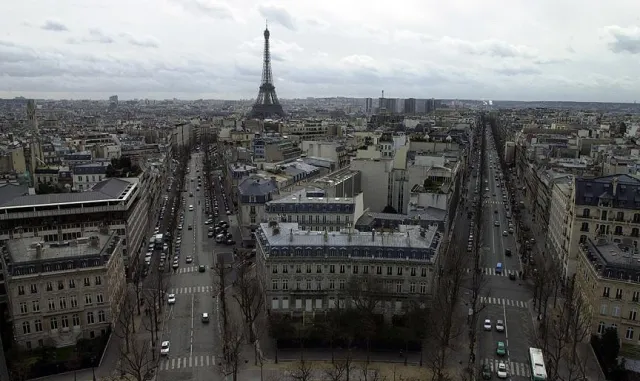Sıcakların etkili olduğu Paris çevresinde son 24 saatte yaklaşık 3 bin kişi hastanelere başvurdu