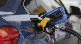 ABD'de ortalama benzin fiyatı, Orta Doğu'daki gerilimle yeniden 4 dolara çıktı