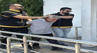Adana'da mağazadan altın sandığı imitasyon takıları çalan zanlı tutuklandı (GÜNCELLEME)