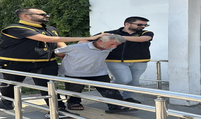 Adana'da mağazadan altın sandığı imitasyon takıları çalan zanlı tutuklandı (GÜNCELLEME)
