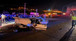 Adana'da otomobilin trafik ışıklarında bekleyen araca çarpması sonucu 2 kişi öldü, 2 kişi yaralandı (GÜNCELLEME)
