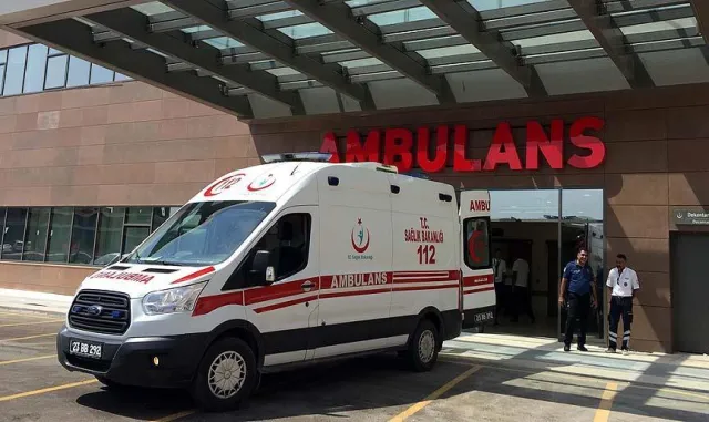 Aydın'da ağaca çarpan otomobildeki 6 kişi yaralandı