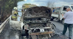 Bayrampaşa'da seyir halindeki otomobil yandı