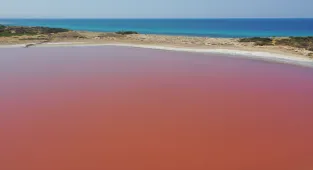 Çanakkale'deki Kalpli Göl pembeye büründü