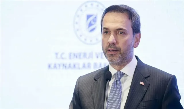 Enerji ve Tabii Kaynaklar Bakanı Bayraktar minik güreşçilerin müsabakalarını izledi