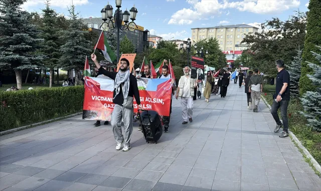 Erzurum'da sağlıkçılar Gazze için sessiz yürüyüşlerini 140. haftada sürdürdü