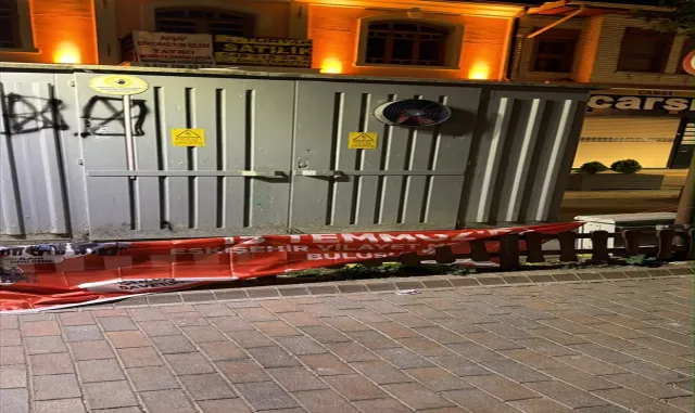 Eskişehir'de 15 Temmuz afişlerini indirdiği iddiasıyla 2 zanlı yakalandı