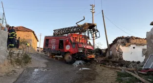 Eskişehir'de evin duvarına çarpan itfaiye aracındaki 3 kişi yaralandı