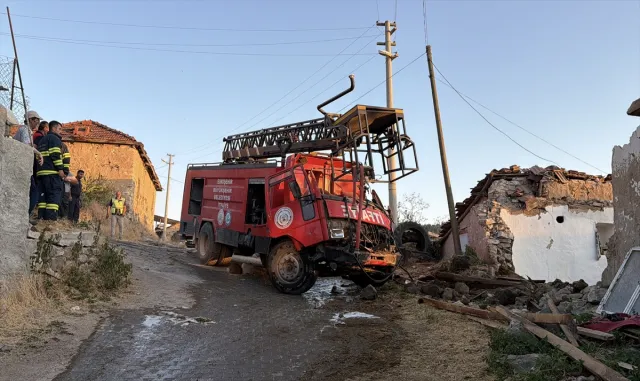 Eskişehir'de evin duvarına çarpan itfaiye aracındaki 3 kişi yaralandı