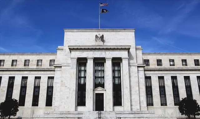 Fed, yüksek belirsizliğe rağmen ekonomik faaliyetin sağlam hızda genişlediğini belirtti
